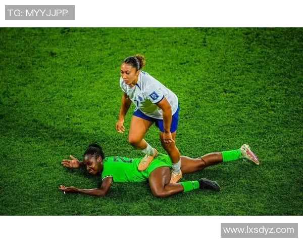 英格兰足球场上的搞笑球星们：从踢空门到误伤队友的精彩瞬间