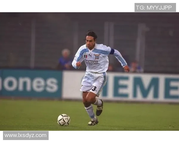 足球传奇内斯塔球场霸主风采壁纸展示与荣耀时刻回顾